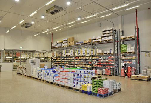 
Begehbares Kühlhaus für den Feinkost-Verkauf mit einer Verkaufsfläche von 
253 m².

