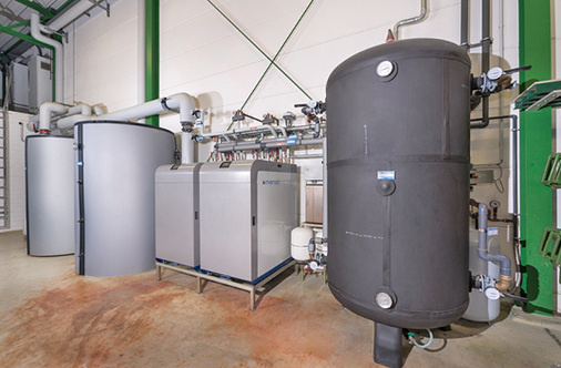 Die Warmwasserpufferspeicher (links), die AdKM (Mitte) und der 
Kaltwasserspeicher (rechts)

