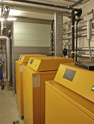 Im kleinen Technikraum wurden die Installationen platzsparend verlegt und 
extra ein Pufferspeicher vor Ort passend geschweißt.

