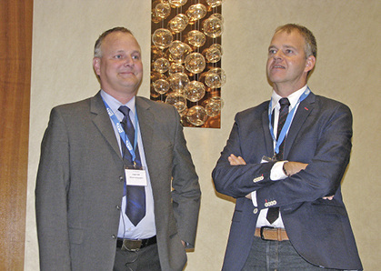 Bild 2: Der Moderator der AA II.2, Jürgen Süß (l.), berichtet in der 
AA III bei Moderator Werner Hünemörder.

