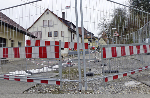 
Bild 1: Das Ministerium für Umwelt, Klima und Energiewirtschaft in Stuttgart 
meldet einen signifikanten Anstieg von Erdfällen, ähnlich wie die in 
Wurmlingen bei Tübingen, die auf einen Auslaugungsprozess durch 
aufsteigendes Grundwasser an…