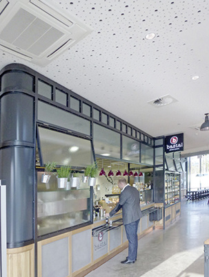 
Bild 2: Optimal temperiert: Der mit Deckenkassetten ausgestattete 
Gastronomiebereich

