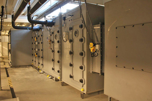 Installation eines Kunststoff-RLT-Geräts in einem chemischen Institut

