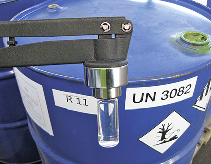 Probenahme von Treibmittel in Spezialglas-Ampullen.

