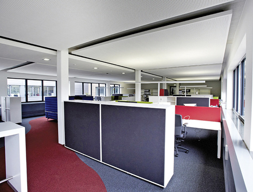 Im Open-Space“-Bürokonzept sind die Arbeitsplätze in Gruppen angeordnet 
und räumliche Trennungen durch optische Raumteiler und Glaswände lediglich 
angedeutet.

