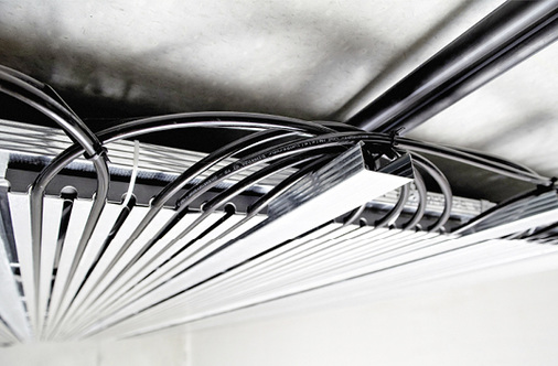 Die Leitungsführung beim Kühldeckensystem ist sehr flexibel, sodass 
Einbauten (etwa für Lautsprecher oder Leuchten) eng umfahren und 
kurzfristige Planungsänderungen während der Bauphase schnell und einfach 
realisiert werden konnten.

