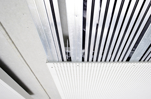 Die Systemkonstruktion sorgt für einen optimalen Kontakt zu der Beplankung 
aus gelochten Gipskartonplatten und damit für eine sehr gute Kälte- bzw. 
Wärmeübertragung.


