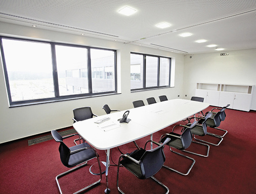 In den separaten Besprechungsräumen stellt das Kühldeckensystem in 
Kombination mit Hochleistungs-Bodenkonvektoren auch bei stark variierender 
Personenbelegung einen hohen thermischen Komfort sicher.

