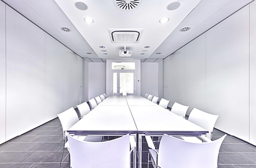 Besprechungsraum mit vierseitig ausblasendem Zwischendeckengerät

