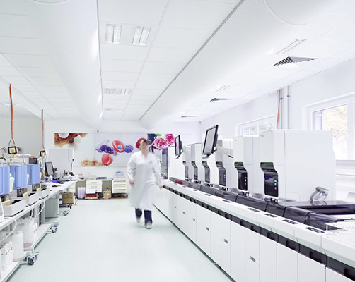 Teil des Automatenlabors mit Klimatisierungs-Textilschläuchen an der Decke.

