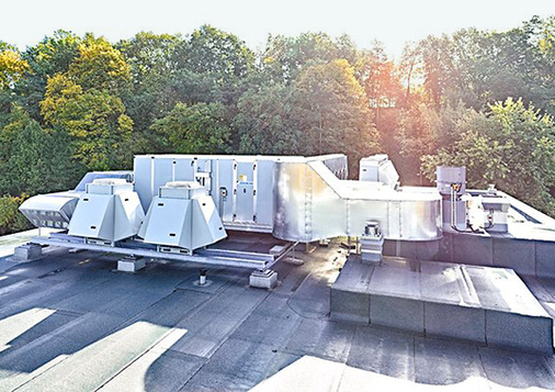 Lüftungsgerät von Daikin mit Verflüssigereinheit ERQ auf dem Dach des 
Labors

