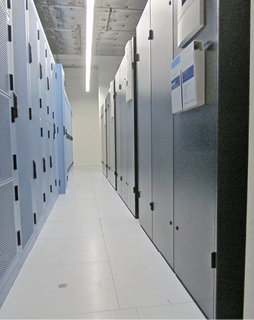 
Mann gegen Mann. Klimaschränke gegen Server

