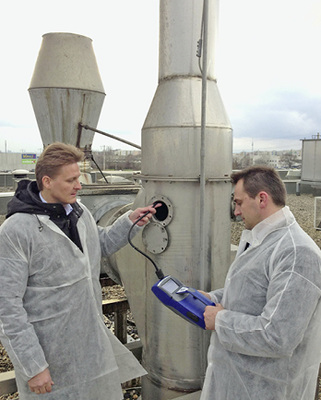 Bild 4: Ein Messtrupp analysiert die Verschmutzung der Fortluft.

