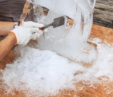 Wenn die Mitarbeiter keine Werkstücke bauen können, eignen sich z. B. 
Eisblöcke, um daraus Skulpuren zu hauen.


 - © Bild: photos.com

