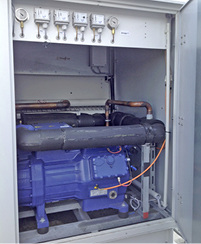 Verdichtersatz im Außenbereich mit zwei 8-Zylinder-Verdichtern mit 
Frequenzumrichter

