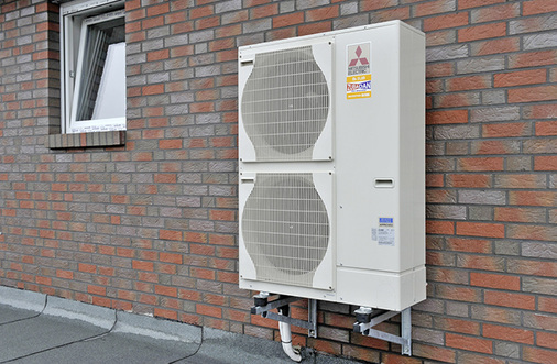 Mit dem deutlich steigenden Einsatz von Luft/Wasser-Wärmepumpen haben sich 
die Aufgaben für das Fachhandwerk teils deutlich geändert, beispielsweise 
die Planung von Abtauprozessen an Wärmeübertragern.

