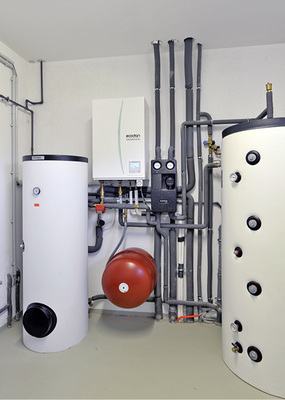 
Das gängigste Verfahren zur Abtauung von Wärmepumpen ist aktuell der 
Einsatz von Energie aus einem Pufferspeicher.

