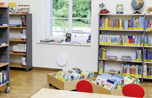 Unterhalb der Fenster fügen sich die dezentralen Lüftungssysteme harmonisch 
in das Gesamtbild ein.

