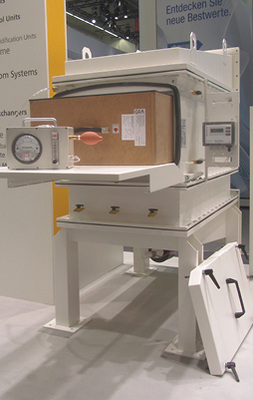 Junge Hochsicherheits-Filtersysteme mit der Bedienseite zur schmalen Seite 
haben gegenüber der seitlichen Bedienklappe deutliche Vorteile beim Handling 
der Medien.


