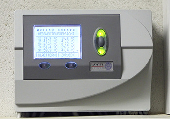 Neuer UVR-Regler im Heizraum


