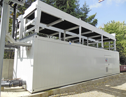 Kompakt und montagefreundlich: Die Kondensatoren finden auf dem Dach des 
Containers Platz.

