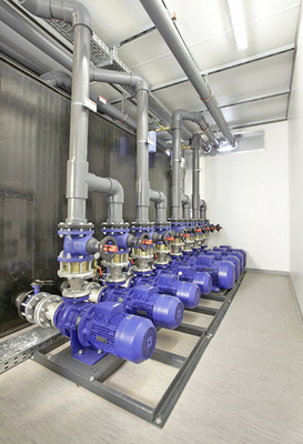 In Reih und Glied: Effiziente drehzahlgeregelte Pumpen senken den 
Energiebedarf der Anlage.

