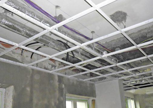 
Die Platten wurden auf einer sichtbaren Leichtmetall-Konstruktion mit 
T-förmigen Trägerprofilen mit 24-mm-Basis montiert.

