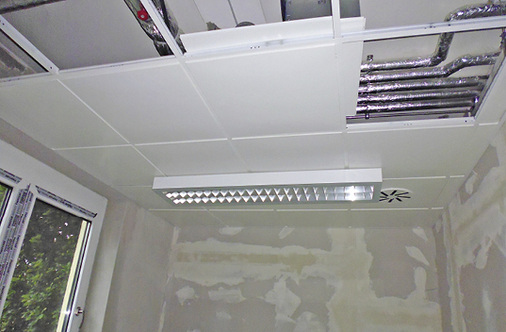 
Die Konstruktion lässt sich schnell und ohne Federn oder Bolzen einspannen, 
die Aufhängung an der Decke erfolgt über Aufhänger und Federn.

