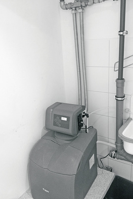 Enthärtungsanlage für das zu verdampfende Wasser

