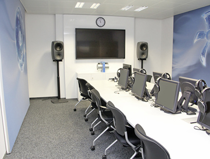 
Bild 3: Auf der Suche nach Ventilatoren mit angenehmem Geräusch: Dieser 
schallisolierte Raum bietet Platz für bis zu acht Testhörer, denen die 
Geräusche der Ventilatoren in unterschiedlichen Konfigurationen vorgespielt 
werden.

