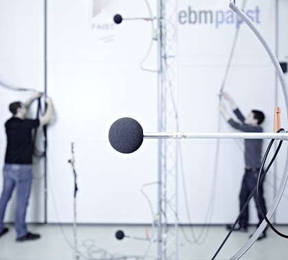 
Bild 4: Die speziell angeordneten Mikrofone erfassen die psychoakustischen 
Parameter.

