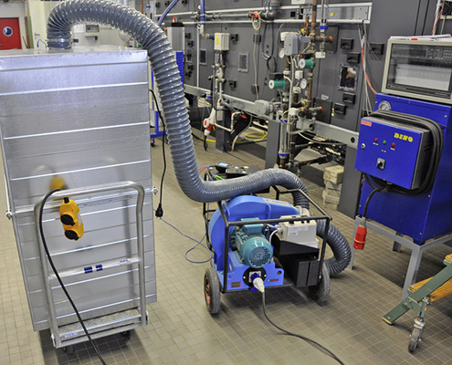 
Bild 2: Mobiler Versuchsaufbau zur Demonstration der Prüfung einer 
Luftleitung auf Undichtheit mit einem Prüfgerät von Airflow Lufttechnik

