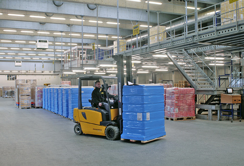 Luftreinigungsgeräte, an der Decke der Warenumschlagszone angebracht, 
konnten die Staubbelastung in den Lagerhäusern Aarau um bis zu 75 Prozent 
reduzieren.

