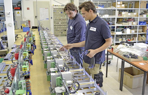 Torsten Kern (links), Kälteanlagenbauermeister, betreut die Altersgruppe 18 
bis 25 Jahre.

