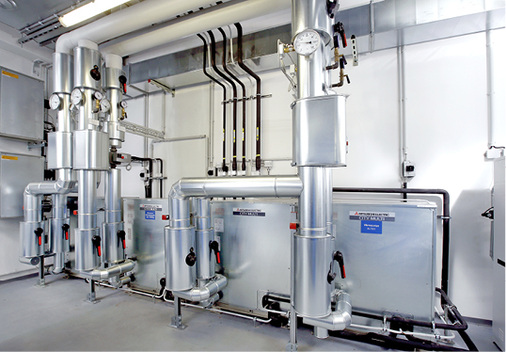Die Gesamtleistung der wassergekühlten Kältemaschinen wurde auf mehrere 
Einheiten aufgeteilt. Das führt zu höherer Betriebssicherheit und 
verbesserter Regelbarkeit.

