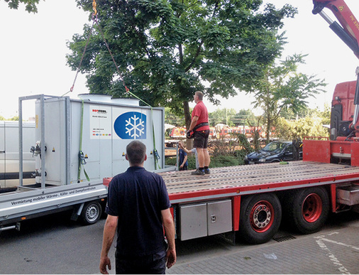 
Die 1,7 t schwere mobile Kältezentrale Coolunit mit einer Kälteleistung von 
150 kW konnte problemlos im Außenbereich der Bürogebäude aufgestellt 
werden.

