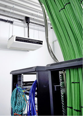 Für die Kühlung kleiner Serverräume ist oft nur ein Innengerät 
erforderlich.

