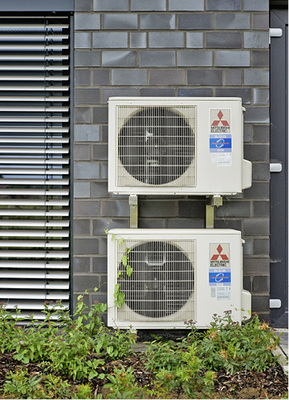 Zwei Mono-Split-Außengeräte sorgen für die Kühlung des Serverraumes im 
Redundanzbetrieb.

