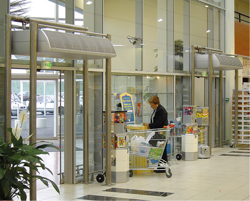 Der Türluftschleier CA 2 verhindert den Luftaustausch zwischen dem 
Inneren des Supermarkts und dem Außenbereich.

