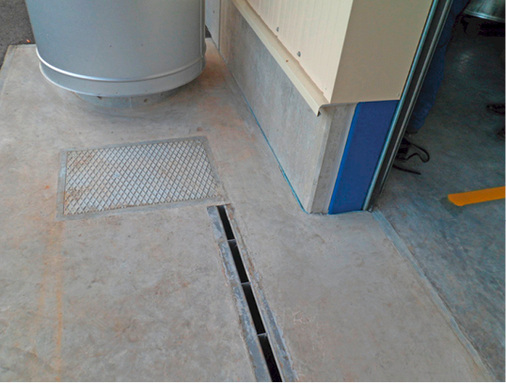 Detailbetrachtung: Links der Energieturm mit dem 
Doppel-Axialventilatorensystem; unten der auf die jeweilige Einbausituation 
passend ausgelegte Bodenkanal mit Hochgeschwindigkeits-Luftausblasdüsen

