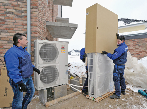 Damit das Tauwasser am Außengerät immer frei abfließen kann, ist in der 
Regel eine Auskofferung des Untergrundes oder ein Sockel erforderlich.
