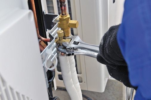 Nach der Aufstellung des Außengerätes werden die Verbindungsleitungen zum 
Innengerät gelegt und angeschlossen.
 - © Mitsubishi Electric

