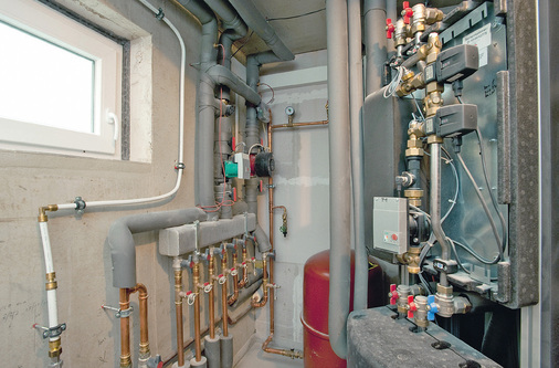 Gemäß EnEV 2009 darf die Energie für Abtauvorgänge nicht aus dem 
Heizungsnetz, sondern aus dem Pufferspeicher bezogen werden.
