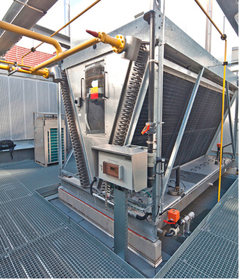 Der Kondensator der einstufigen NH
3
-Kälteanlage auf dem Dach des Ozeaneums führt die im Verdampfer 
aufgenommene Wärme an die Umgebung ab.

