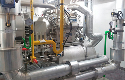 Gesamtaufnahme einer NH
3
-Kolbenkältemaschine: Chill-Pac-Kühlsatz in der Energiezentrale des 
Ozeaneums

