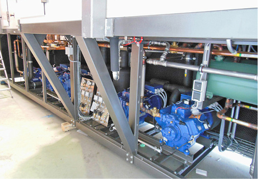 Blick auf die Verdichter im Untergeschoss“ der Kälteanlage

