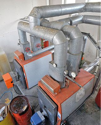 Die beiden 250-kW-Kessel haben jährlich etwa 50 000 l Heizöl verbraucht.

