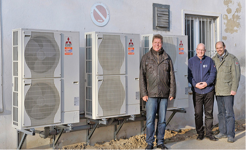 Frank-Michael Becker (r.)hat Grundstücks-eigentümer Andreas Leßmeister 
(m.) Luft/Wasser-Wärmepumpen als Sanierungslösung empfohlen. Zusammen mit 
Peter Külper von Mitsubishi Electric hat er bereits in zahlreichen Objekten 
Wärmepumpen-Anlagen realisiert…