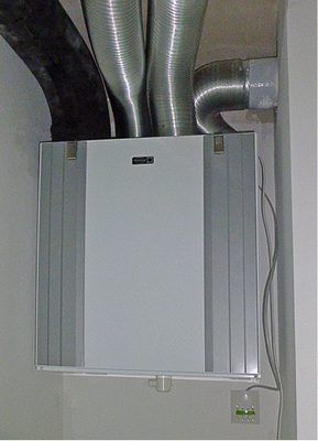 Das Lüftungsgerät ist das Herzstück der KWL-Anlage. Ein effizienter 
Wärmeübertrager nimmt die Wärme der Abluft auf und überträgt sie auf die 
frische Zuluft mit einem Wirkungsgrad von bis zu 90 Prozent.

