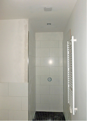 Die dezenten Design-Lüftungsventile sind alles, was von der kontrollierten 
Wohnraumlüftung im Wohnbereich zu sehen ist. Sie fügen sich unauffällig in 
das Raumambiente ein.

